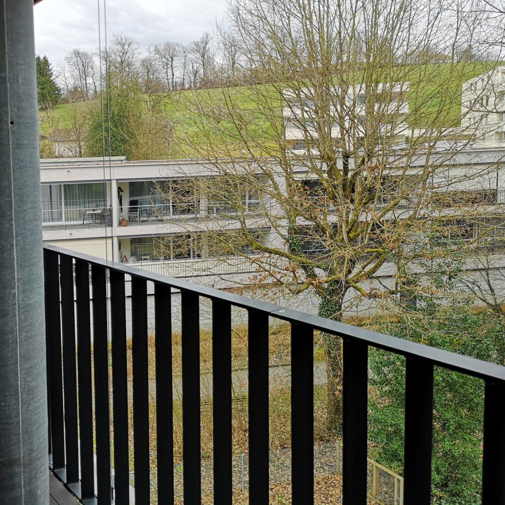 balkon-aussicht-alterswohnung-wohnen-im-alter-rosenberg-zofingen
